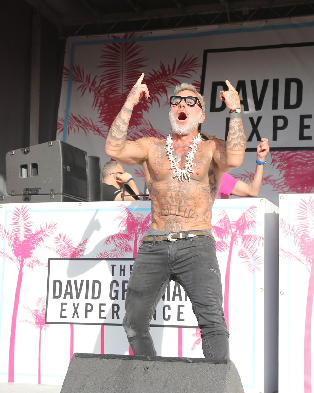 Gianluca Vacchi pe scenă, în timp ce dansează