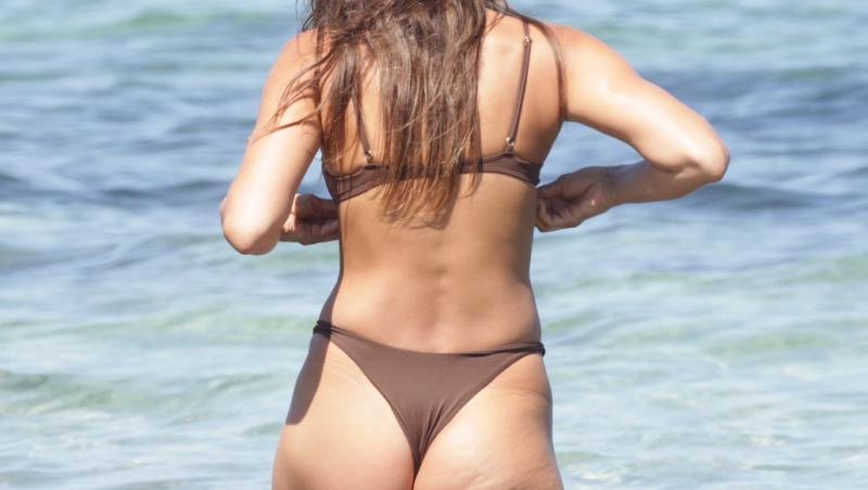 Frumoasa Irina Shayk, fosta soție a celebrului actor Bradley Cooper, s-a bucurat de puțin timp liber, la plajă în Ibiza alături de desigenrul Riccardo Tisci. Bruneta focoasă a făcut furori cu trupul ei de invidiat.
