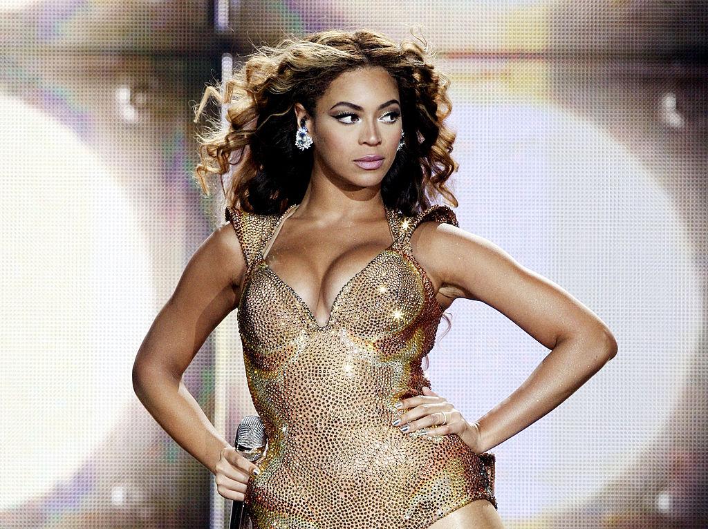 Beyonce, intr-o rochie cu decolteu si par in vant