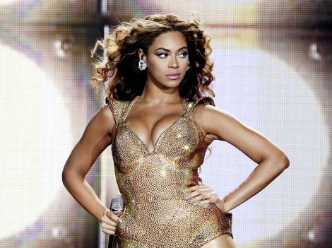 Beyonce își promovează noua linie de haine în ipostaze "înflăcărate". Cum arată într-un body din denim, cizme și pălărie de cowboy