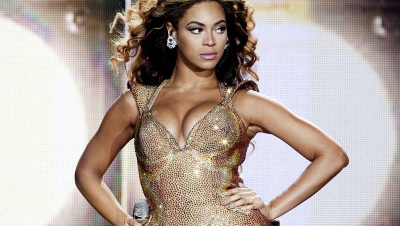 Beyonce, intr-o rochie cu decolteu si par in vant