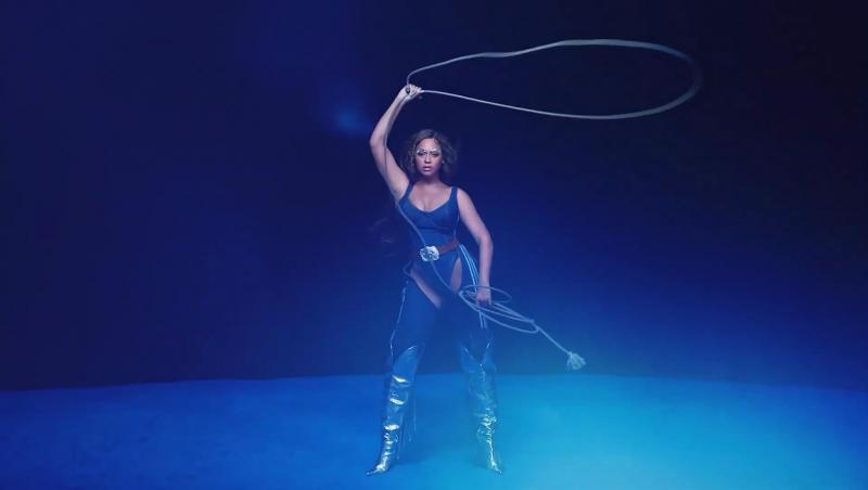 Beyonce își promovează noua linie de haine în ipostaze 