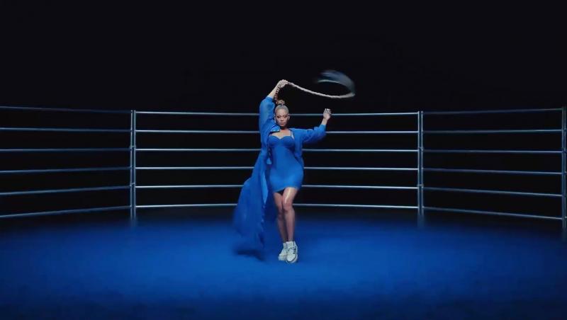 Beyonce își promovează noua linie de haine în ipostaze 