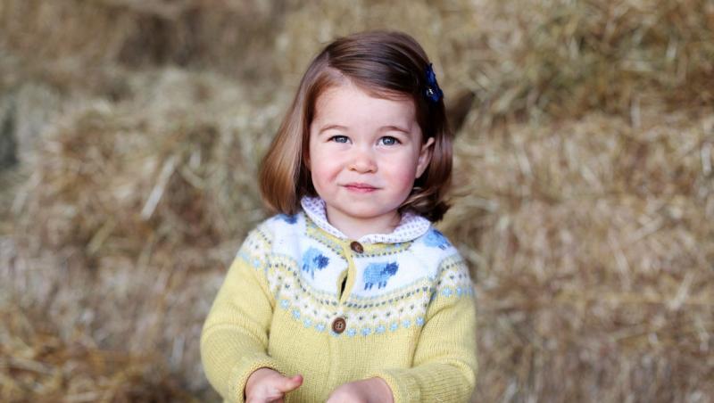 Pe pagina de Instagram a Ducilor de Cambridge, Kate Middleton a încărcat o fotografie adorabilă cu micuța Prințesă Charlotte, ținând în mână un fluture.