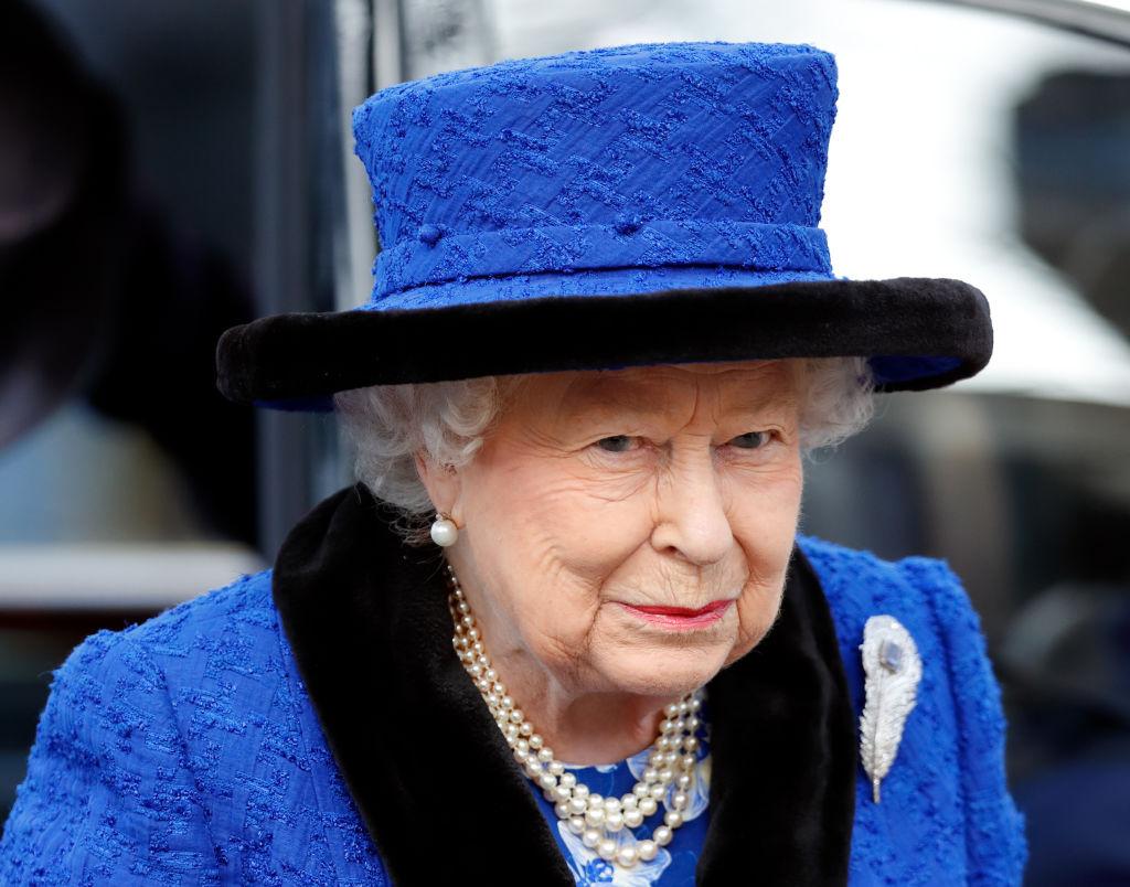 regina elisabeta a II-a intr-un costum albastru, cu o palarie albastra