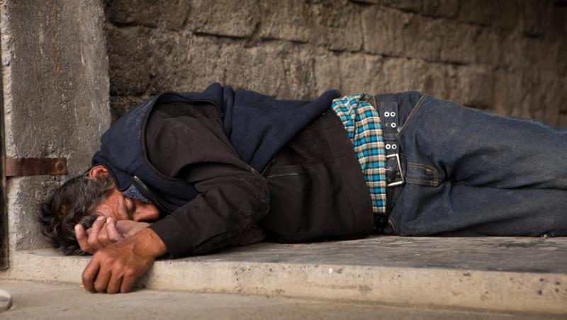 Povestea omului care doarme 300 de zile pe an a făcut rapid înconjurul lumii