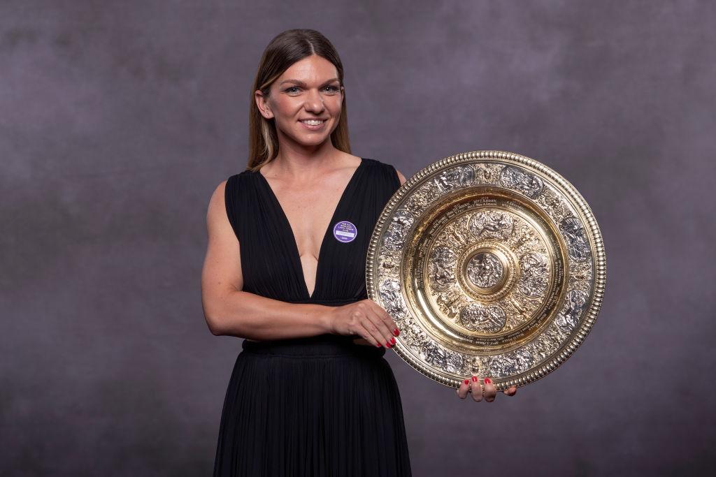 Simona Halep într-o rochie neagră și decoltată