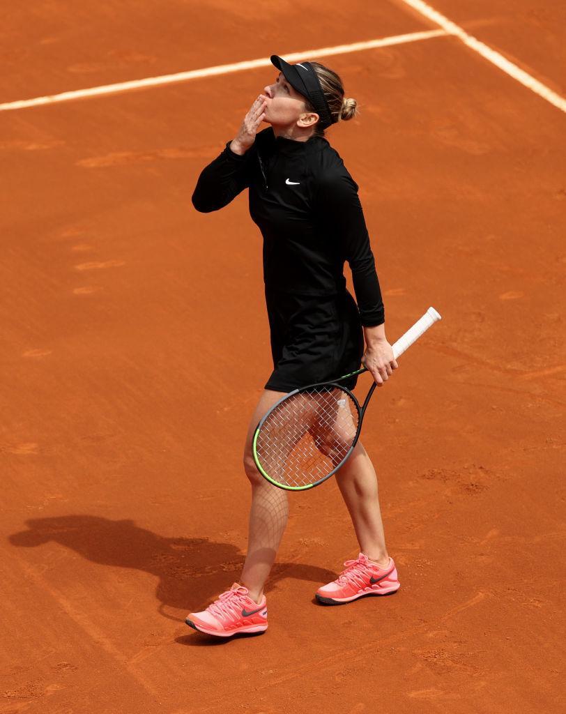 Simona Halep pe terenul de teren cu paleta de tenis în mână