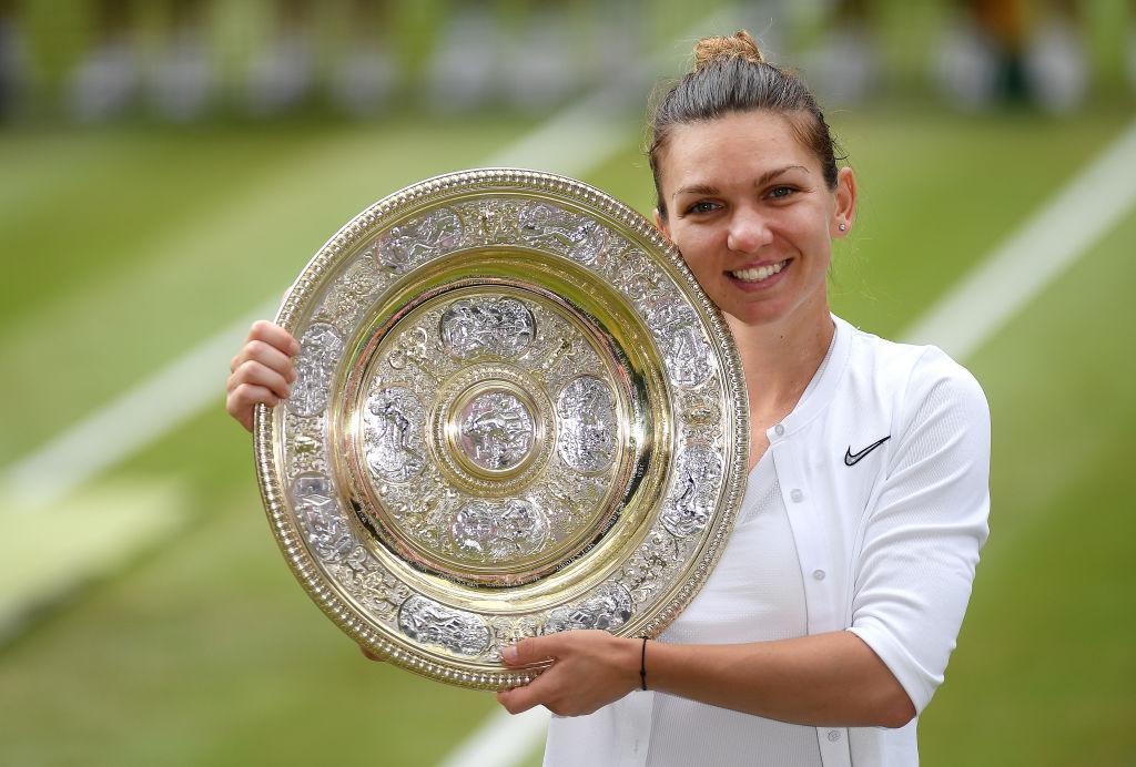 Simona Halep pe terenul de tenis, cu trofeul