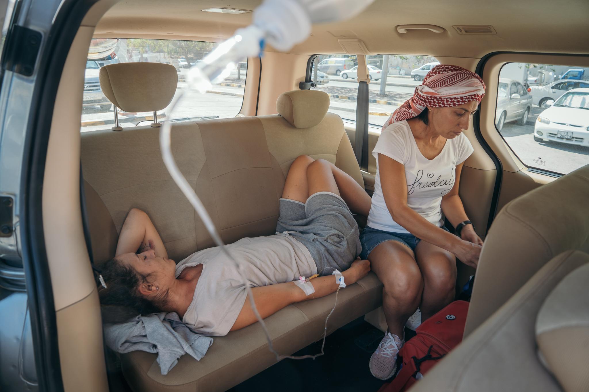 O parte din echipa Asia Express, sezonul 4, dormind în mașină