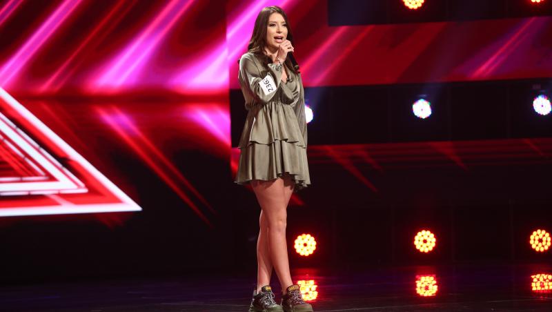Ediția 2 a show-ului X Factor 10 o aduce pe scenă pe Rebeca Drăgan, o tânără fermecătoare, pregătită să le arate juraților că are o voce impecabilă.