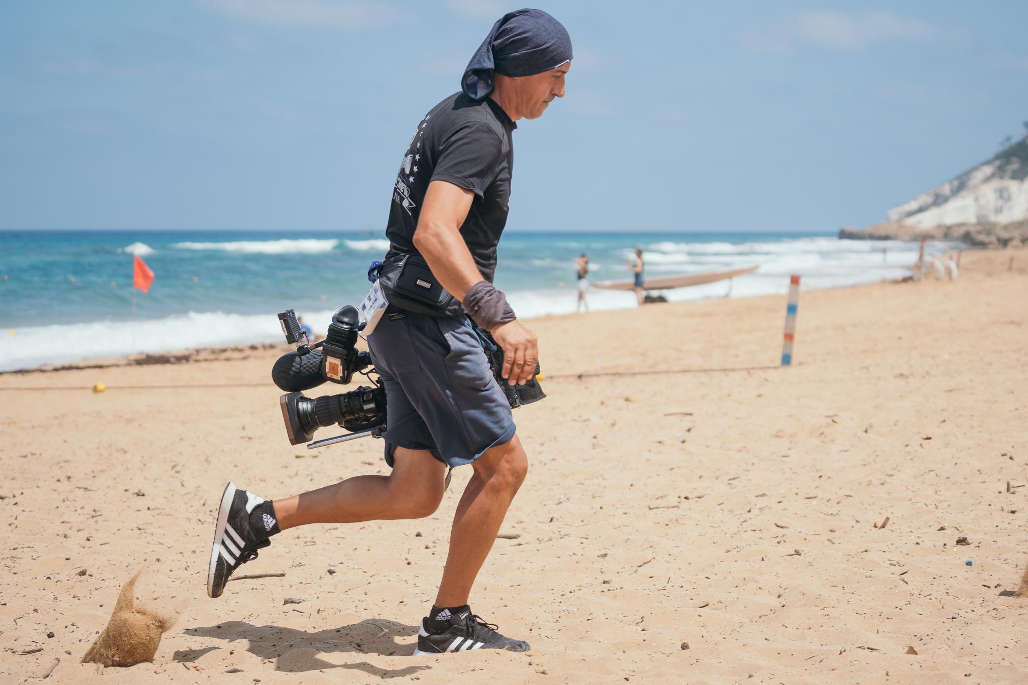 Un cameraman pe plajă