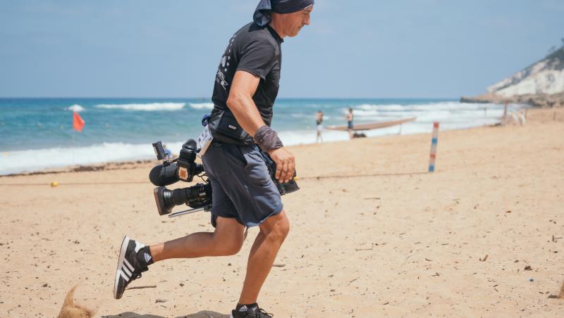 Un cameraman pe plajă