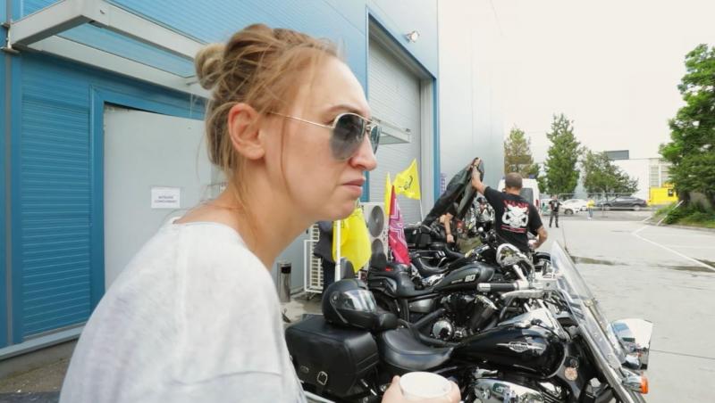În episodul 2 din eXtra Factor, în sezonul 10 X Factor, Ilona Brezoianu e nerăbdătoare să urce și ea pe o motocicletă.