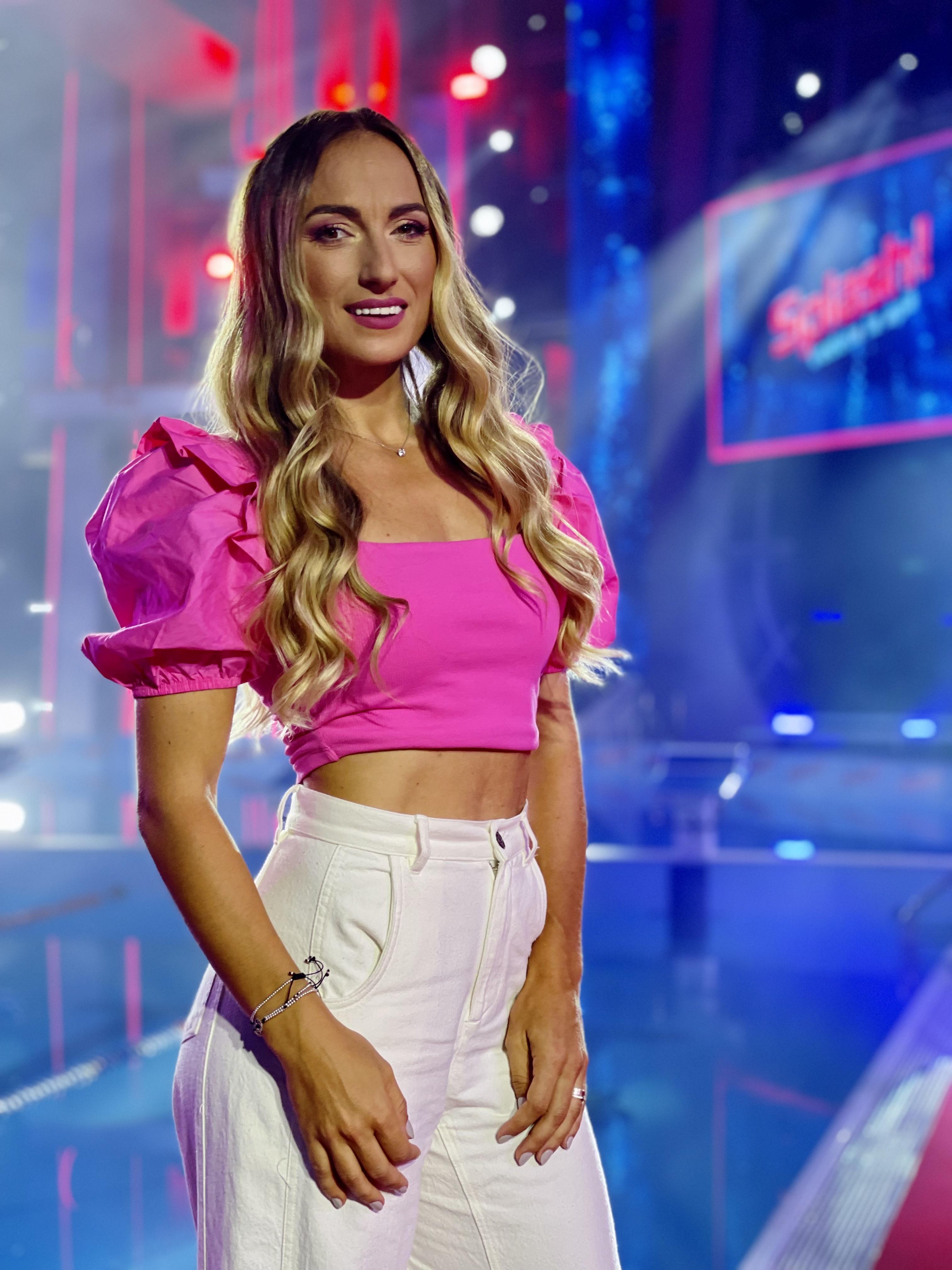 anca bucur, in pantaloni si cu o bluza roz