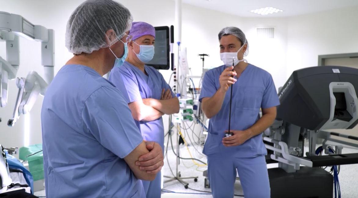 Medicul Pautov și alti medici, despre robotul care opereaza pacienti cu cancer