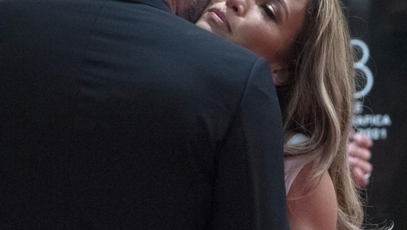 Jennifer Lopez și Ben Affleck, oficial împreună pe covorul roșu, la 20 de ani de la prima lor apariție în calitate de cuplu