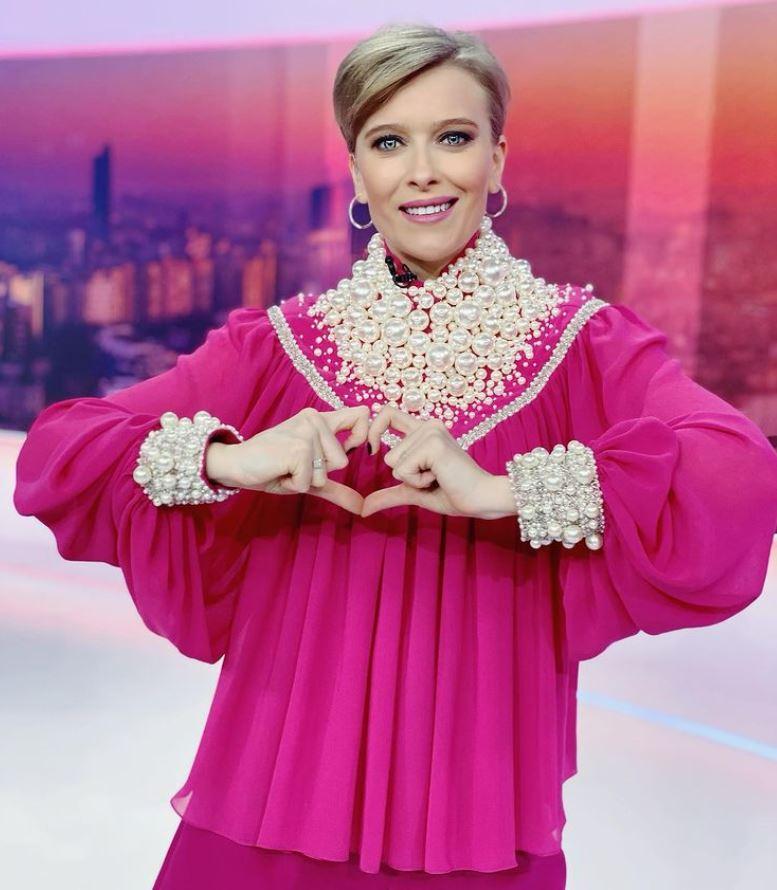 Alexandra Tudor într-o rochie roz