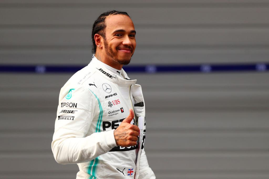 Lewis Hamilton în echipament alb