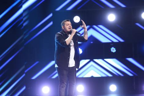 X Factor 2021, 13 septembrie. Răzvan Sterian a urcat pentru prima dată pe scenă și a cântat "Moment of Silence", de Ovidiu Anton