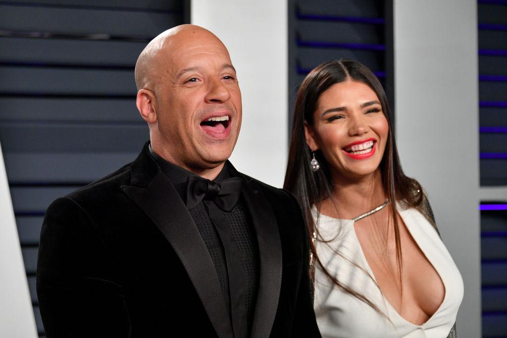 Vin Diesel si iubita lui, Paloma Jimenez. El e imbracat in negru, ea, intr-o rochie alba, cu decolteu