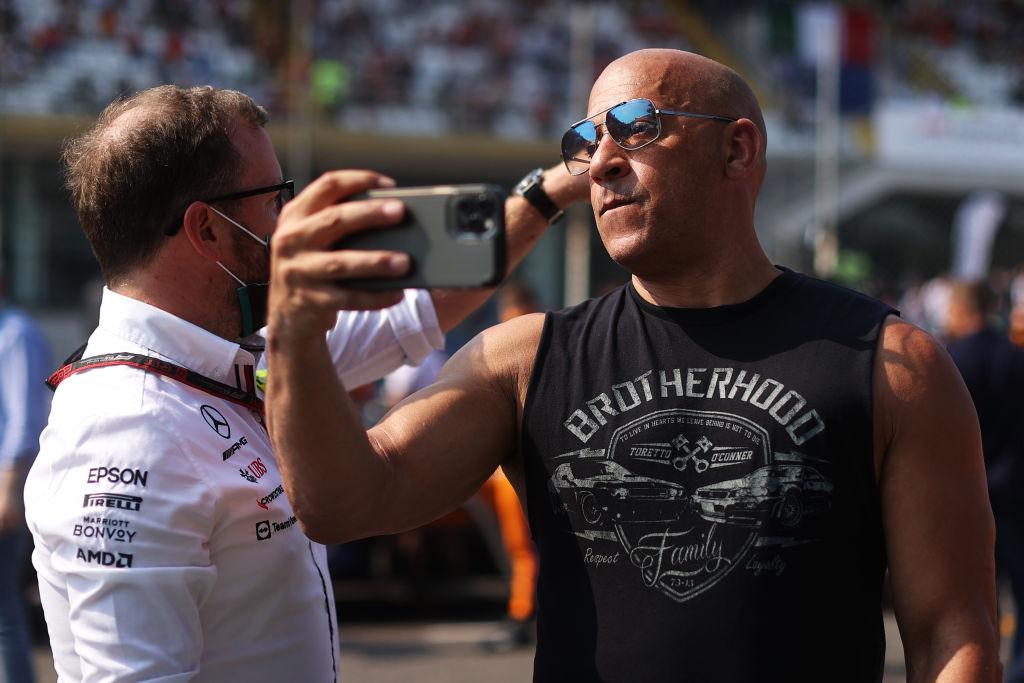 Vin Diesel, fotografiat în Italia, pe 12 septembrie 2021. Imbracat intr-un maiou negru, isi face un selfie