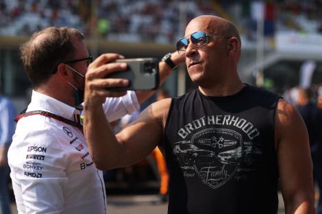 Vin Diesel își bulversează fanii. Cum arată în cele mai recente poze după ce a surprins pe un iaht cu "burtă și câteva kg în plus"