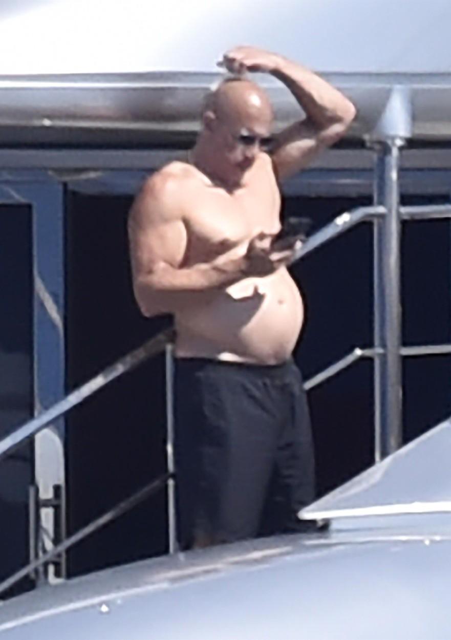 Vin Diesel, fotografiat pe un iaht, pare că are "burta si kg in plus"