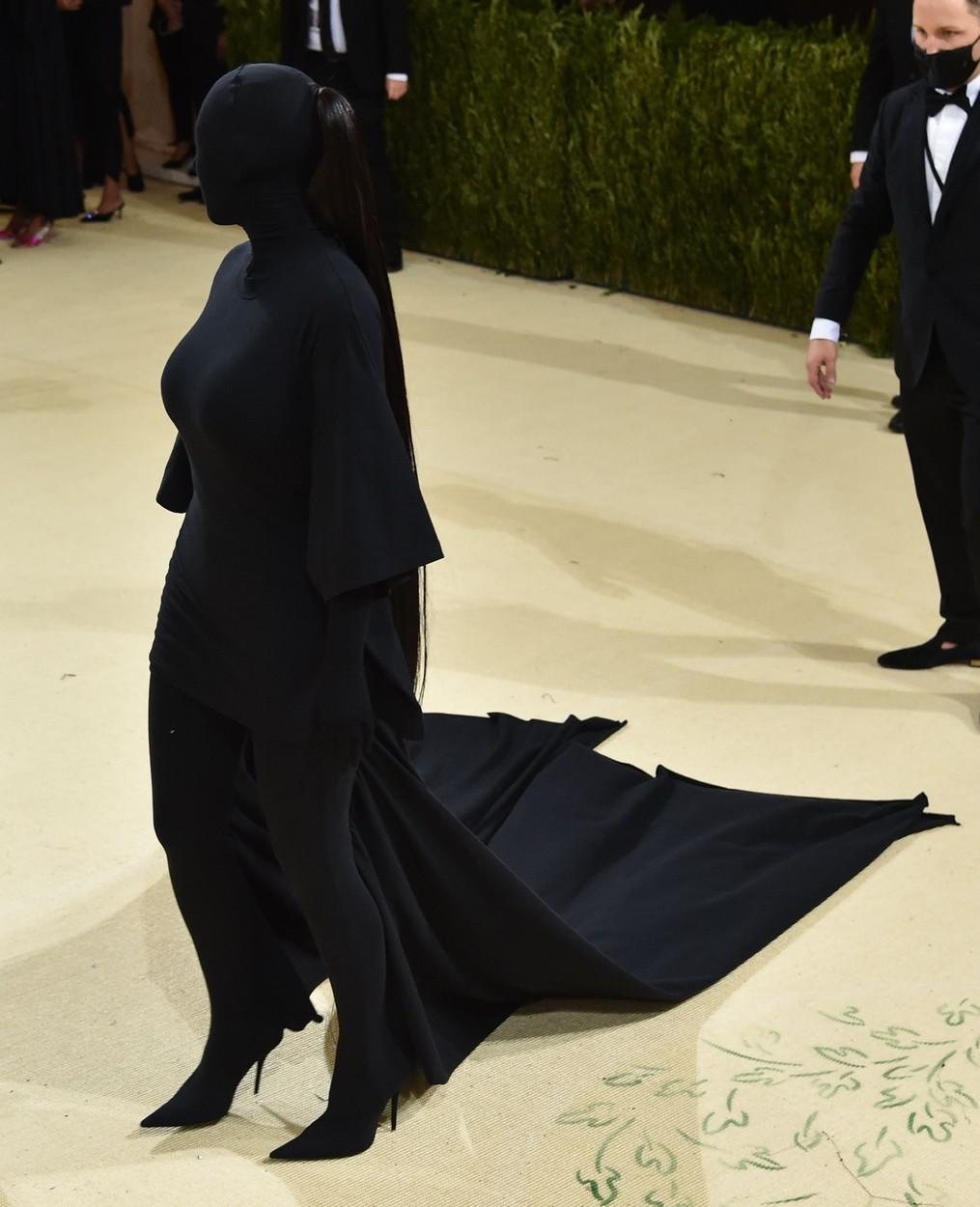 Kim Kardashian a ales să poarte o ținută elegantă de culoare neagră