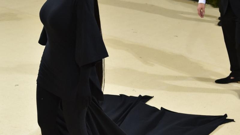 Kim Kardashian a ales să poarte o ținută elegantă de culoare neagră