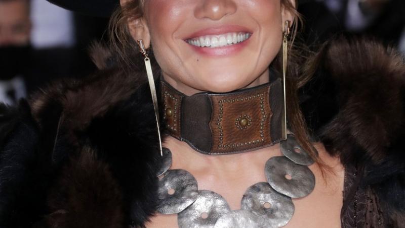 Jennifer Lopez a arătat perfect într-o rochie cu decolteu abisal la Met Gala 2021