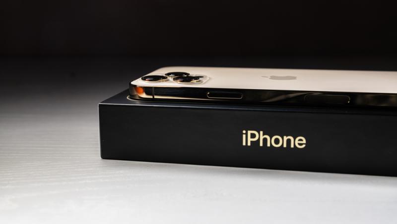 iphone-alb-deasupra-unei-cutii-iphone-negre