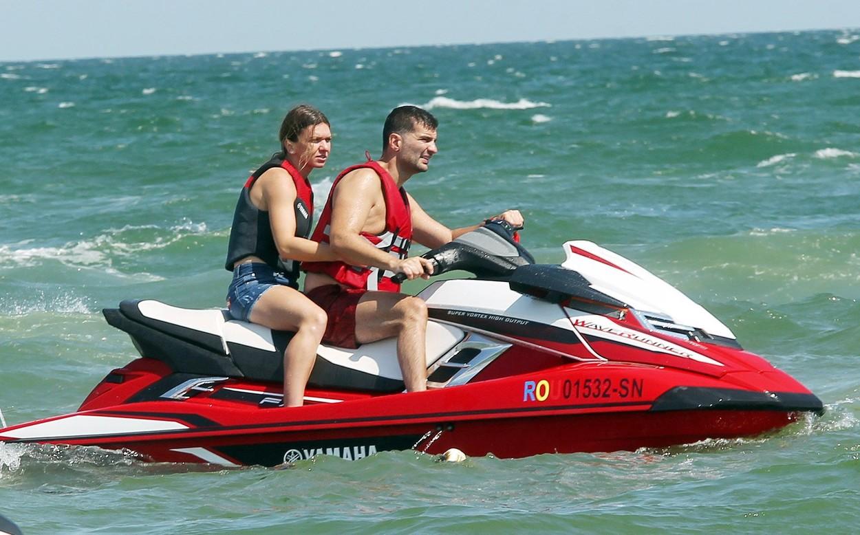 simona halep si logodnicul toni iuruc pe un jet sky