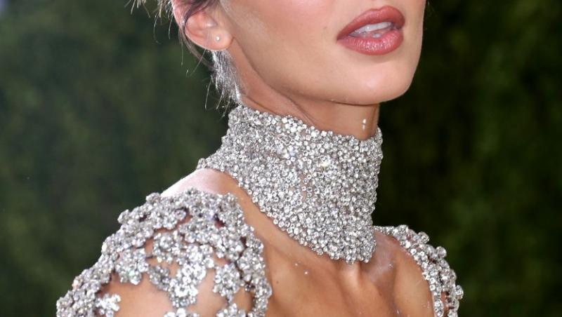Kendall Jenner, apariție de senzație la Met Gala 2021. Top modelul a îmbrăcat o rochie transparentă, cu multe cristale
