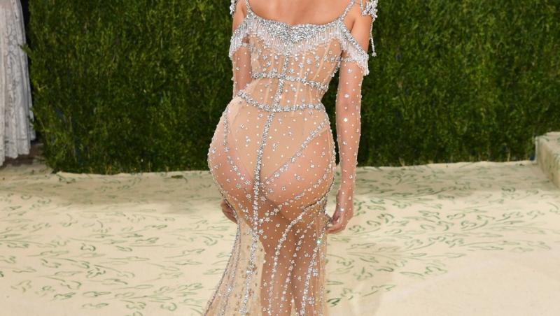 Kendall Jenner a îmbrăcat o rochie nude, transparentă, la Met Gala 2021, acoperită peste tot cu cristale
