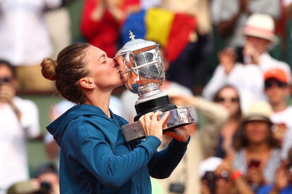 Simona Halep sărută trofeul
