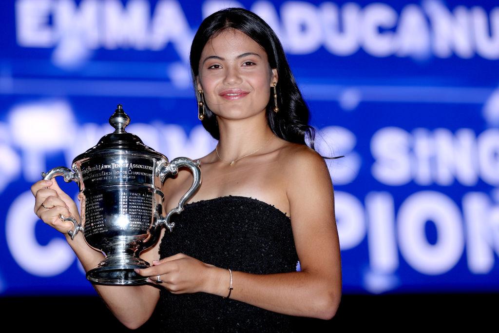Emma Răducanu, într-o rochie neagră, cu trofeul US Open