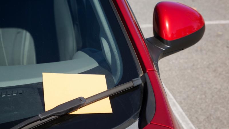 Un șofer a găsit un bilet lăsat în geamul mașinii sale