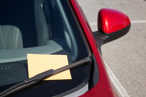 Un șofer a găsit un bilet lăsat pe geamul mașinii. Când l-a citit, acesta a exultat de fericire. Ce mesaj neașteptat a primit