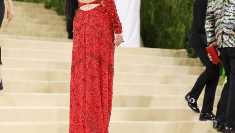 Megan Fox a strălucit într-o rochie roșie și lungă la Met Gala 2021. Vedeta a făcut senzație cu frumusețea sa răpitoare și superbele forme ale corpului.