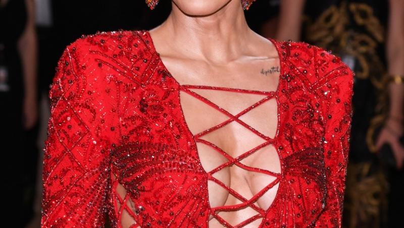 Megan Fox a strălucit într-o rochie roșie și lungă la Met Gala 2021. Vedeta a făcut senzație cu frumusețea sa răpitoare și superbele forme ale corpului.
