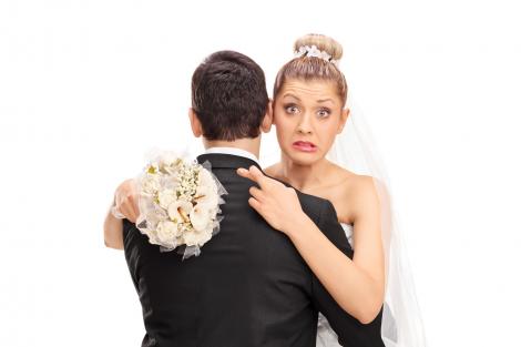 O mireasă a oferit 1.000 de dolari unui străin pentru a se asigura că soacra nu îi va strica nunta. Ce voia să îi facă femeii
