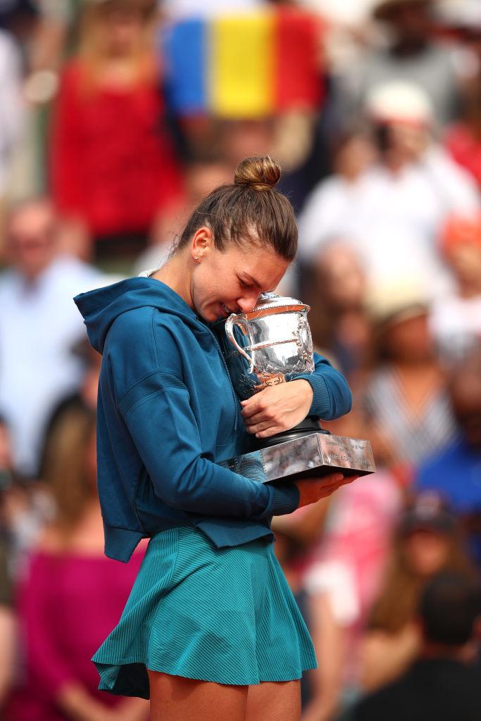 Simona Halep cu trofeul în brațe