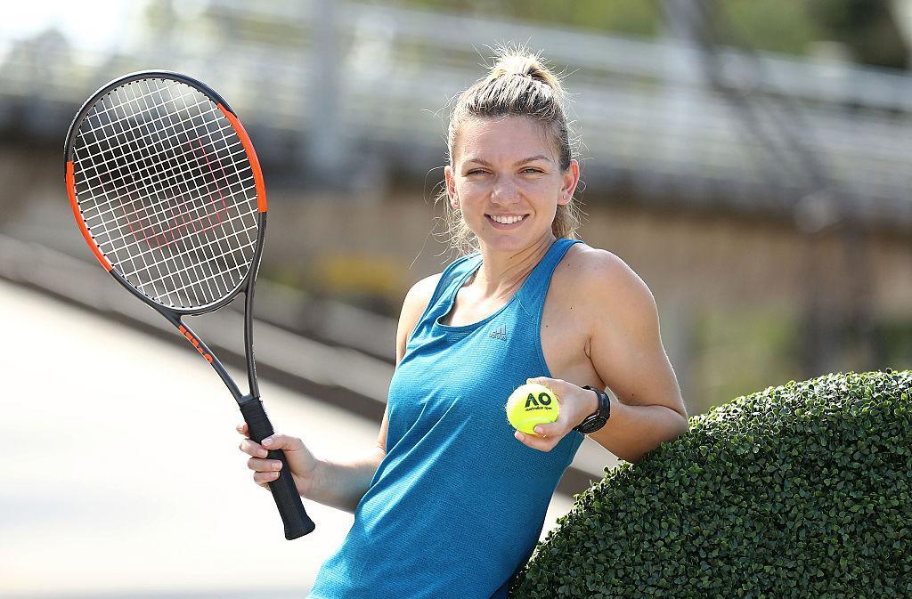 Simona Halep cu paleta de tenis în mână