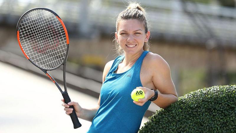 Simona Halep cu paleta de tenis în mână