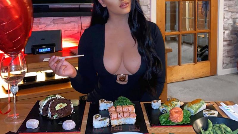 După ce a publicat poza cu ea la cină, numeroase femei au reacționat negativ pe Instagram și au jignit-o