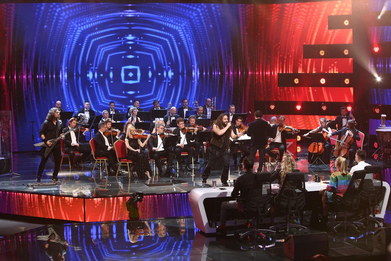 solistul trupei trooper pe scena x factor alaturi de orchestra metropolitana