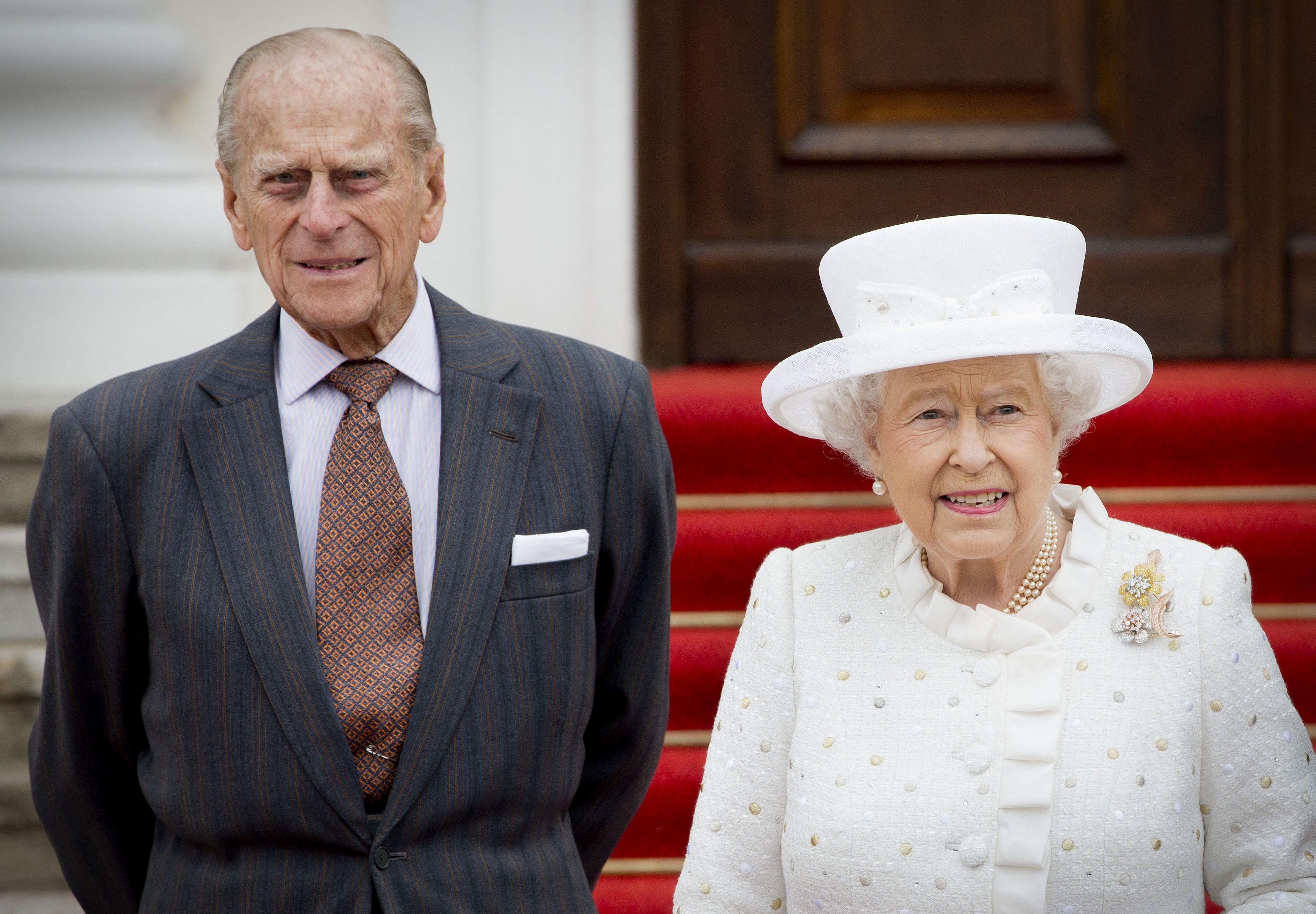 Prințul Philip și Regina Angliei, îmbrăcați în haine regale