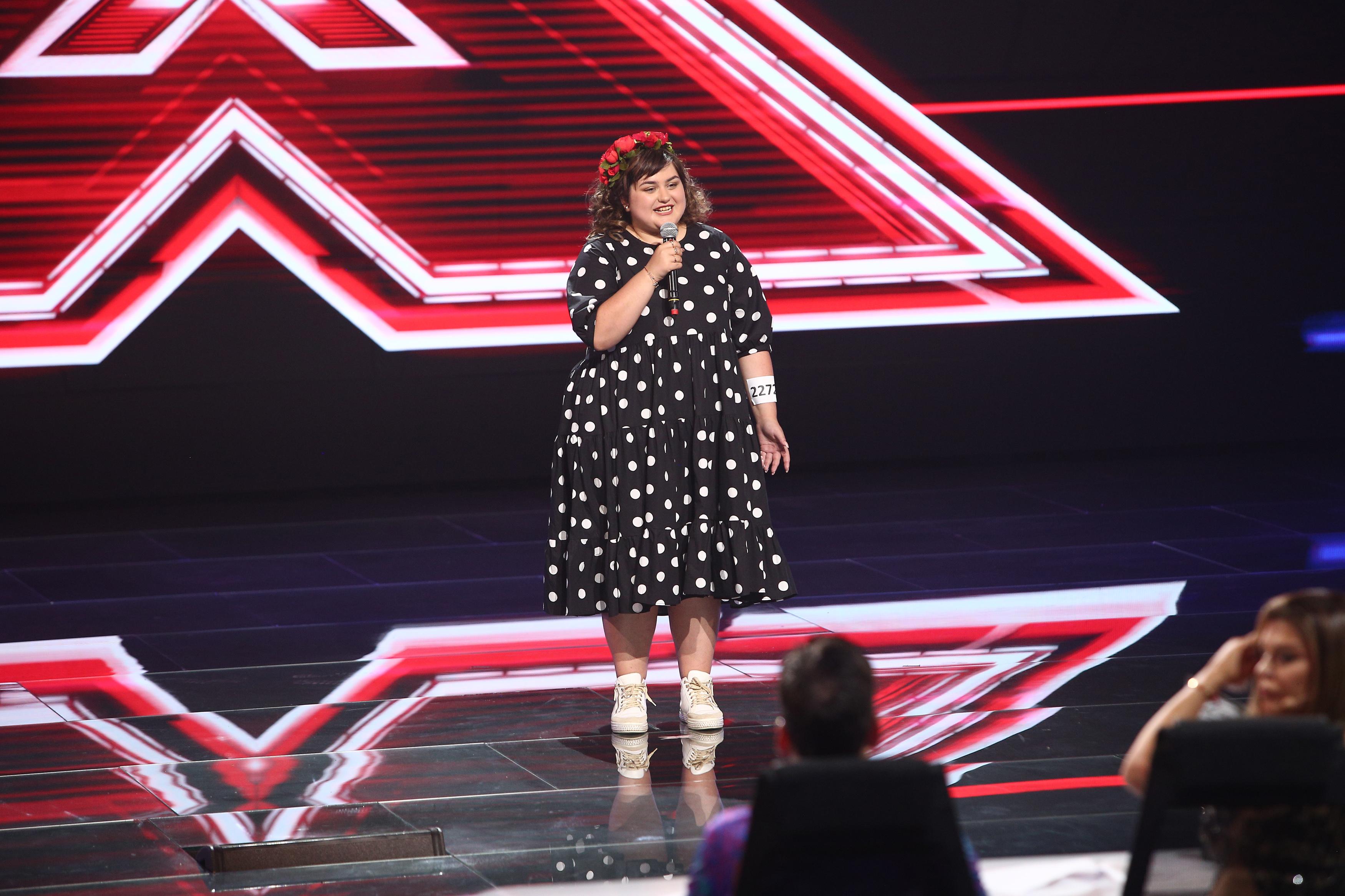 Ariana Gălbenuș cantand pe scena x factor