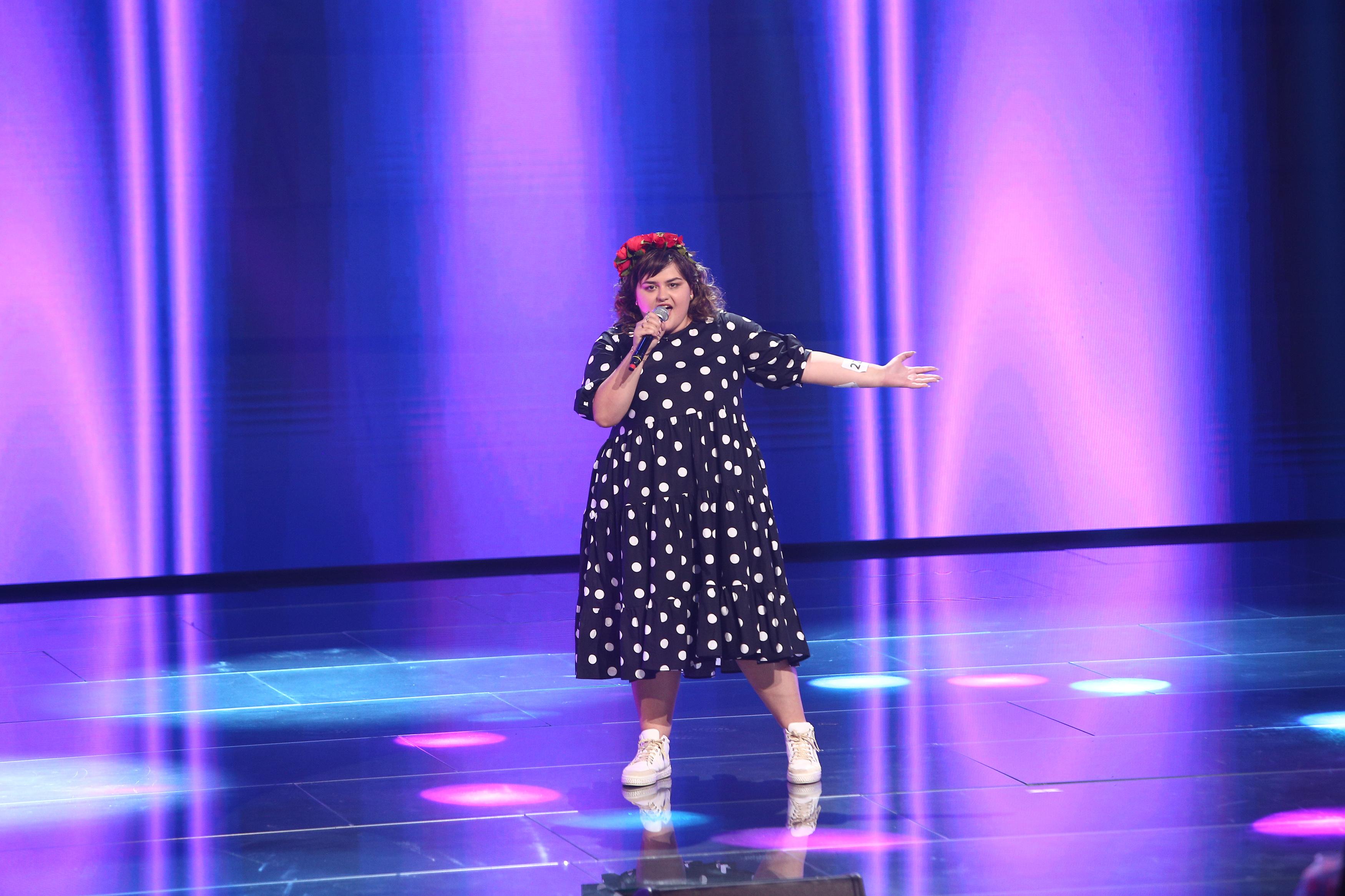 Ariana Gălbenuș intr-o rochie cu buline pe scena x factor
